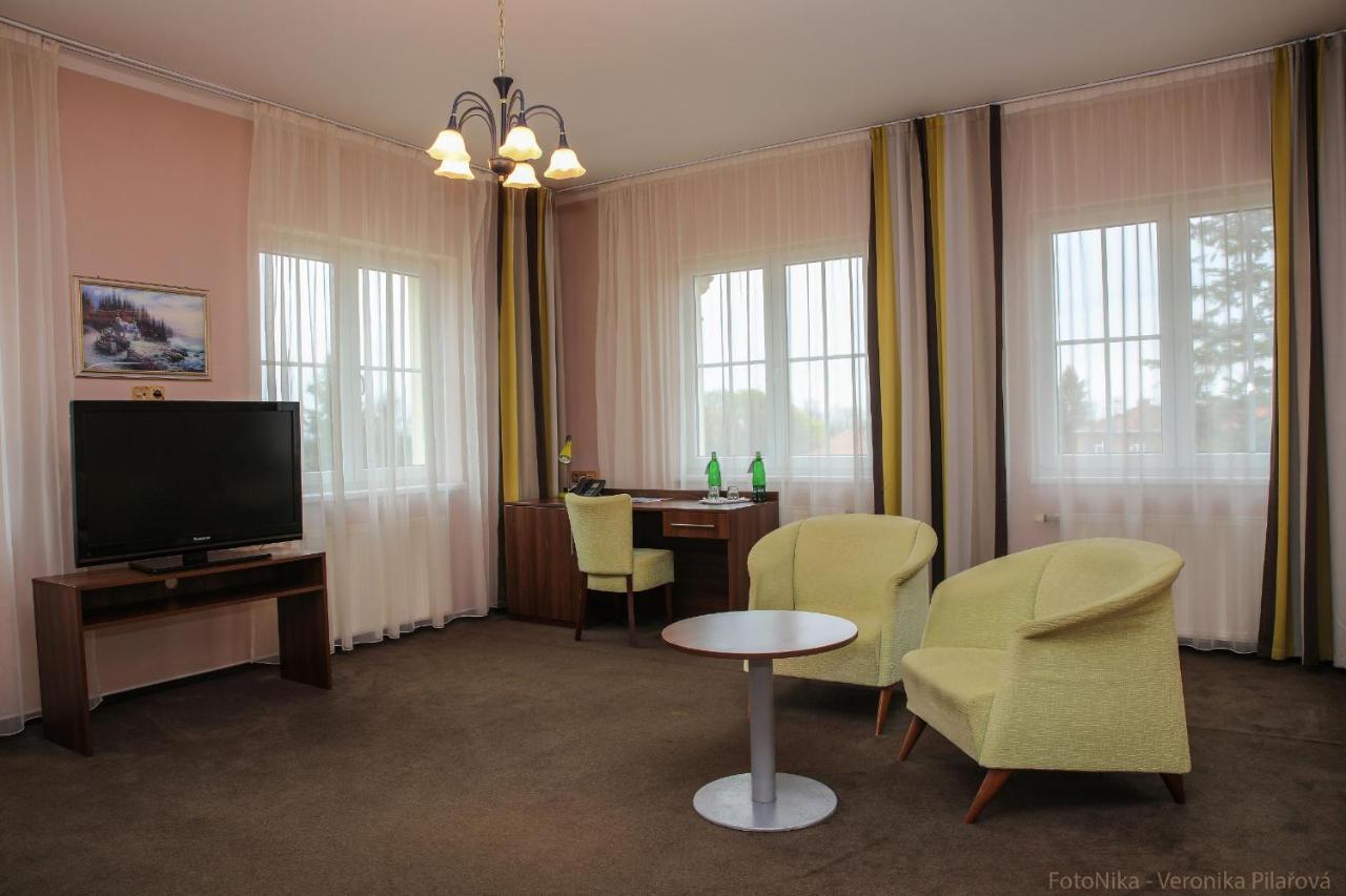 Hotel Zamecek Poděbrady エクステリア 写真